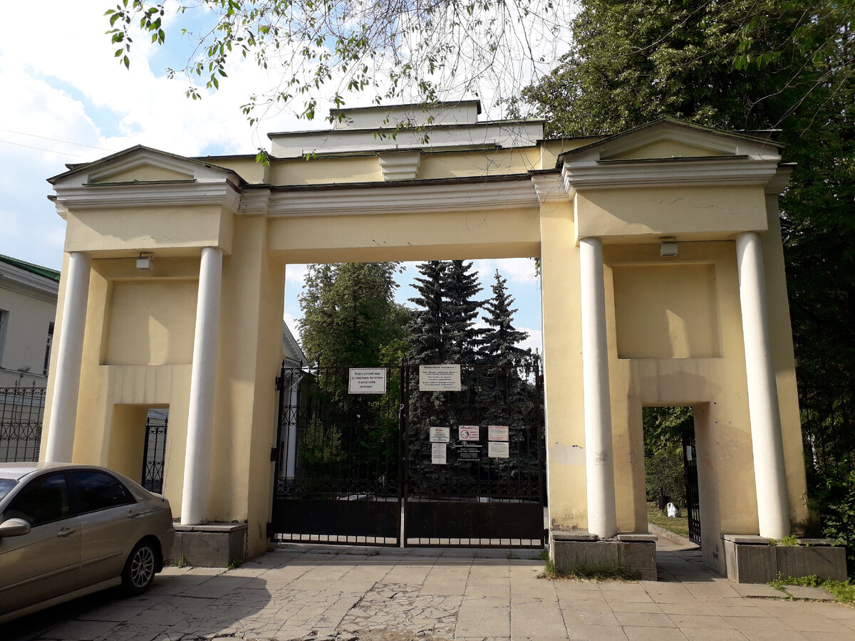 Верхний вход в Харитоновский парк находится у дворца. Фото автора.