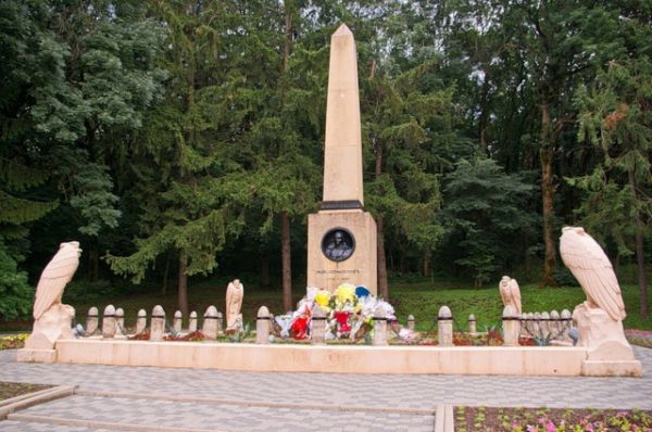 Обелиск на месте гибели Лермонтова. Памятник построен в 1914 г по проекту Б. М. Микешина из кисловодского песчаника.