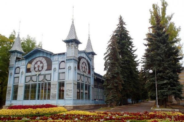 Лермонтовская галерея расположена в центре Цветника. Представляет собой прямоугольную конструкцию из цветного стекла, металла и дерева. Павильоны строились частью в Варшаве, частью в Петербурге, затем в разобранном виде доставлялись на Кавказ и устанавливались как галереи для прогулок туристов в непогоду в парках Пятигорска и Железноводска. Галерея в Цветочном саду была открыта в 1901 году, к 60-летию со дня смерти Лермонтова. Галерея называлась Лермонтовской. 