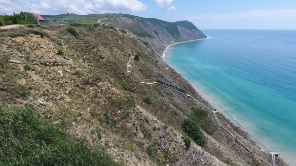 Спуск к каменистому берегу