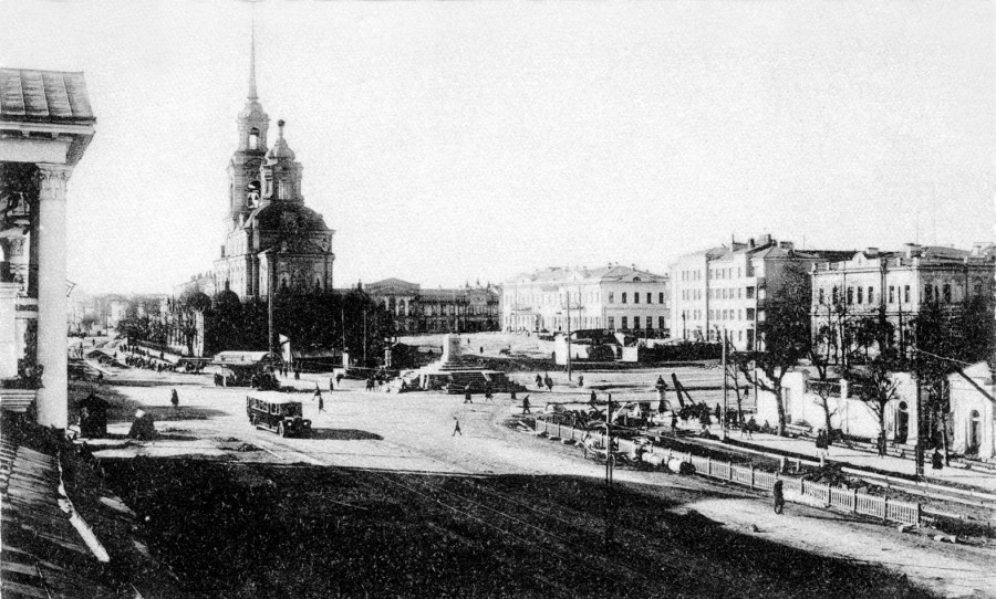 Площадь 1905 г. Богоявленский собор и постамент незадолго до сноса